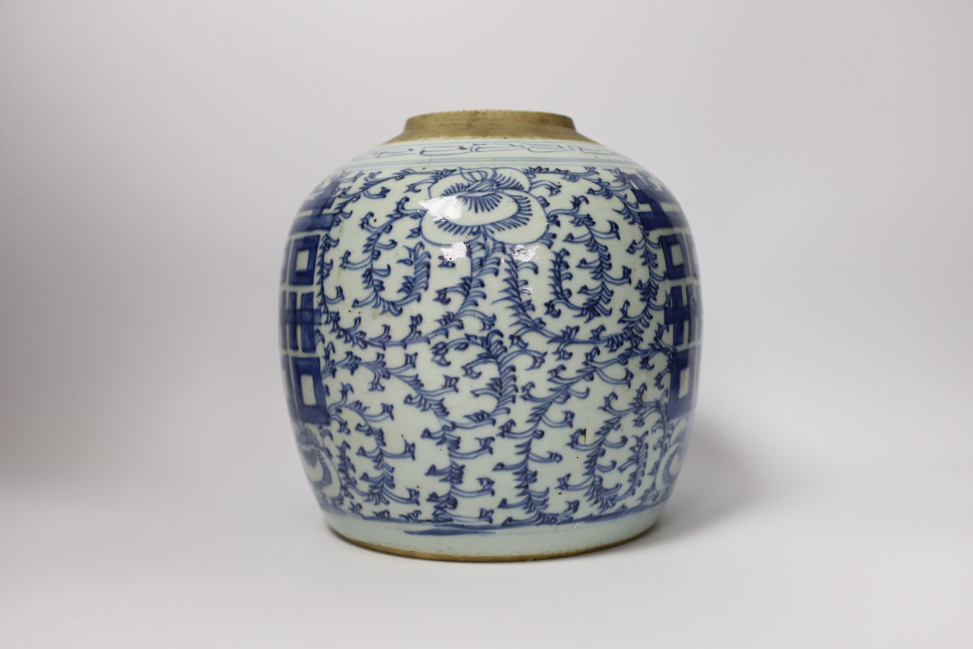 An early 19th century Chinese blue and white jar, 20cm